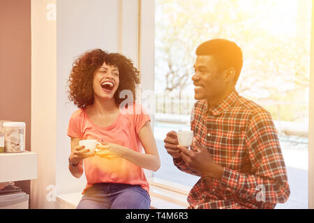 L'équipe multiculturelle à l'entreprise qui démarre le café au bureau Banque D'Images