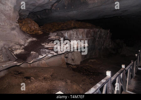 À l'intérieur de la grotte du vent près de Kuching, Sarawak, Bornéo Banque D'Images