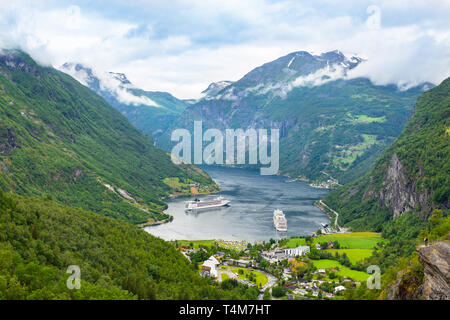 Bateau de croisière à Geiranger, Norvège port maritime. Banque D'Images