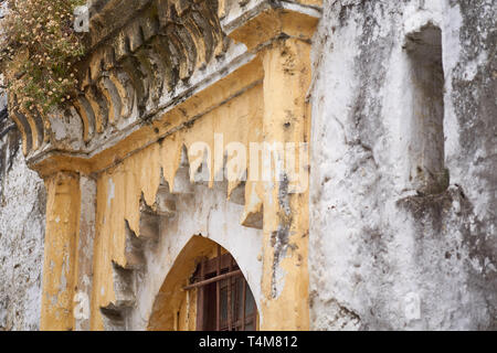 Belle maison ancienne (riad) porte dans l'ancienne kasbah / médina de Tanger (Tanger), Maroc, Afrique du Nord Banque D'Images