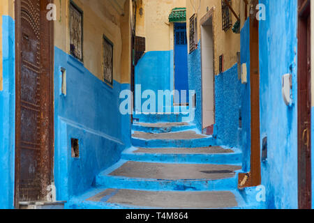 Peint bleu typique alley avec ancienne porte d'entrée dans la médina de Tanger (Tanger), le nord du Maroc Banque D'Images