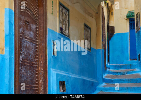 Peint bleu Antique Alley avec ancienne porte d'entrée dans la médina de Tanger (Tanger), le nord du Maroc Banque D'Images