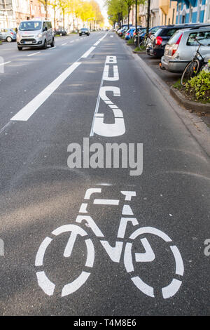 Voie de l'environnement pour les bus, vélos, taxis et voitures-e à Düsseldorf, Allemagne. Banque D'Images