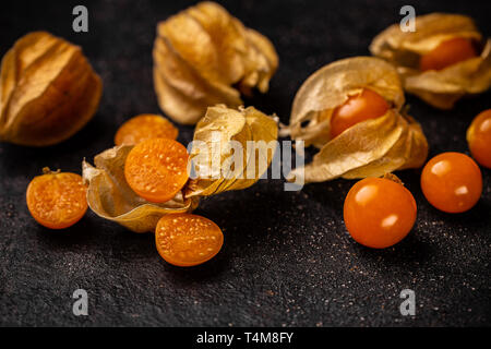 Close up of physalis ou Physalis sur surface noire Banque D'Images