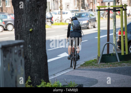 Voie de l'environnement pour les bus, vélos, taxis et voitures-e à Düsseldorf, Allemagne. Banque D'Images