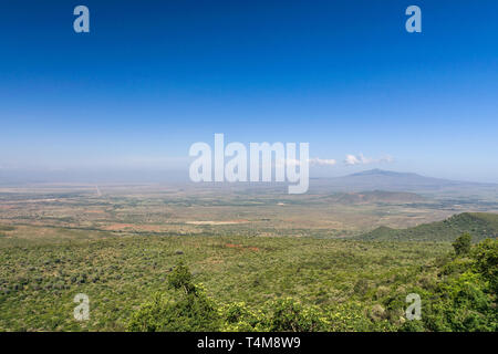 Vue de la vallée du Rift avec le Mont Longonot escarpement dans la distance, au Kenya Banque D'Images