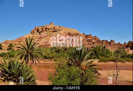 Le Ksar d'Aït Ben Haddou est un exemple frappant de l'architecture marocaine. Le Ksar est essentiellement un groupe collectif de logement. L'intérieur du defens Banque D'Images