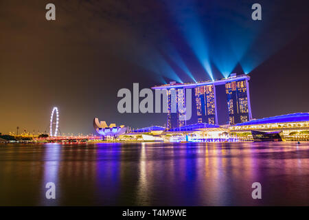 Singapour, Singapour - circa 2017 SEPTEMBRE : Marina Bay skyline de Singapour ville par nuit en face de la Marina Bay Sands Hotel. Banque D'Images