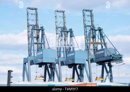 Greenock, Scotland / - 04/16/2019 : Clydeport grues transporteur pour le transport de conteneurs et de levage sur les navires de fret Banque D'Images