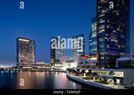 AL MARYAH ISLAND, ABU DHABI, EMIRATS ARABES UNIS - Mars 29, 2019 : l'hôtel des 4 saisons (à gauche), Galleria Shopping Mall (centre), Abu Dhabi Global M Banque D'Images