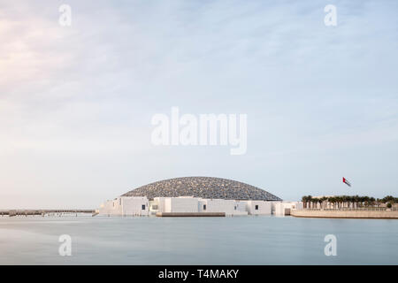 L'île de Saadiyat, ABU DHABI, ÉMIRATS ARABES UNIS - le 10 avril 2019 : Le Louvre Abu Dhabi sur l'île de Saadiyat, conçu par l'architecte Jean Nouvel. ( Ryan Banque D'Images