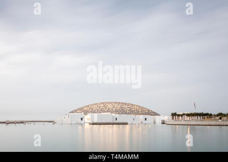 L'île de Saadiyat, ABU DHABI, ÉMIRATS ARABES UNIS - le 10 avril 2019 : Le Louvre Abu Dhabi sur l'île de Saadiyat, conçu par l'architecte Jean Nouvel. ( Ryan Banque D'Images