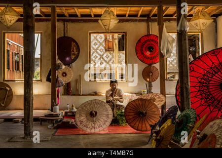 Une femme de l'artisanat faits à la main un parapluie à son magasin sur le lac Inle, Myanmar. Banque D'Images