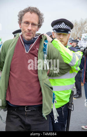 16 avril 2019 : rébellion d'Excitation : se manifestant par des menottes en plomb un policier rencontré sur Waterloo Bridge, London.UK Banque D'Images