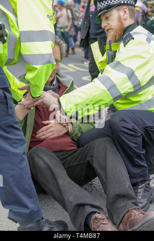 16 avril 2019 : Extinction : rébellion se manifestant arrêté le Waterloo Bridge, London, UK Banque D'Images