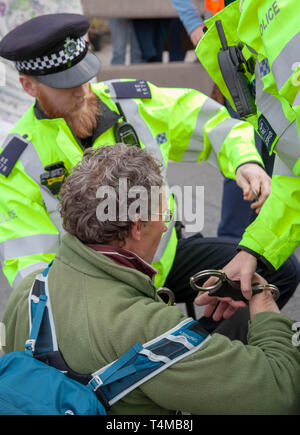 16 avril 2019 : Extinction : rébellion se manifestant arrêté le Waterloo Bridge, London, UK Banque D'Images