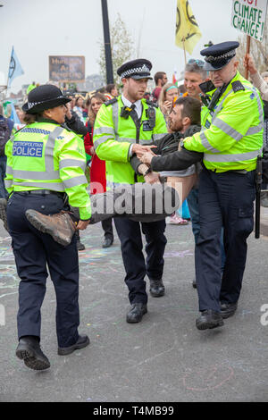 16 avril 2019 : rébellion d'Excitation : protestataire se laisser emporter par l'agent de police rencontré sur Waterloo Bridge, London.UK Banque D'Images