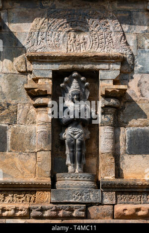 Vue verticale d'une statue en granit ornant le Temple d'Airavatesvara à Darasuram ou Dharasuram, Inde. Banque D'Images