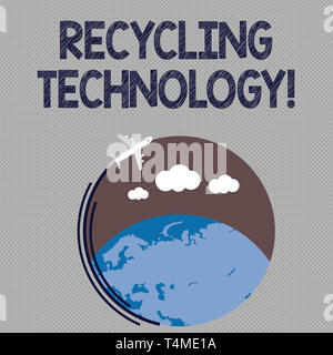 La technologie du recyclage note indiquant par écrit. Concept d'affaires pour les méthodes de réduction des déchets solides Vol d'un avion autour d'un globe coloré Banque D'Images