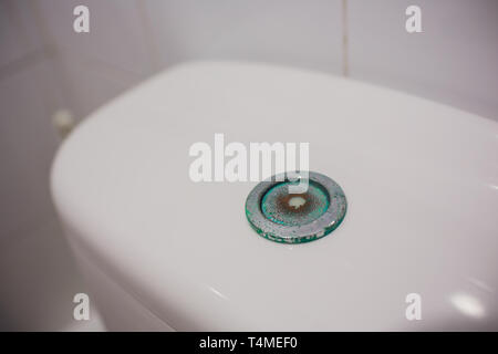 Close up de toilettes à chasse d'eau. bouton sale rouillé insalubres. Banque D'Images