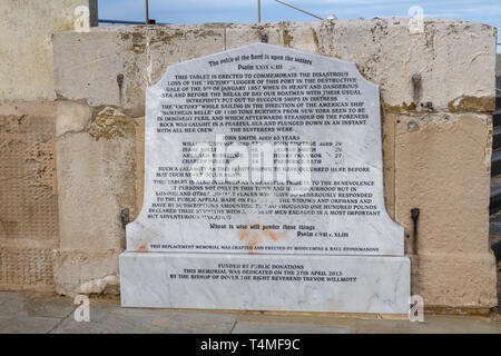 Pierre tombale de marbre à 9 Margate hommes qui ont perdu la vie sur la ligne 'victoire', 5e Jan 1857, Port de Margate, bras, Margate, Kent, Thanet SE de l'Angleterre. Banque D'Images