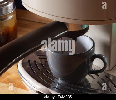 La préparation du café avec une cafetière une tasse de remplissage Banque D'Images