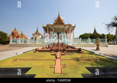 Modèle d'Angkor Wat en face de la Pagode d'argent à l'intérieur de l'enceinte du Palais Royal, Phnom Penh, Cambodge, Asie du Sud, Asie Banque D'Images