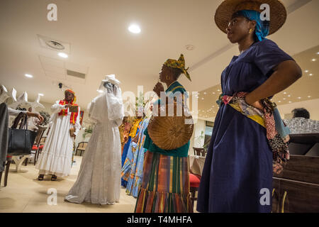 Les femmes guyanais montrent robes traditionnelles, la Guyane, Cayenne, France Banque D'Images