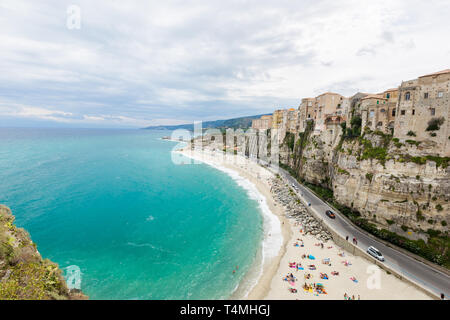 La ville de Tropea et de plages aux eaux turquoises de la mer Tyrrhénienne, bâtiments colorés sur le dessus des gros rochers, sanctuaire de l'église San Banque D'Images