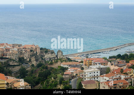 La ville de Tropea dans la province de Vibo Valentia, Calabre, Italie. Banque D'Images