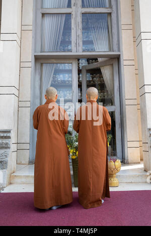 Les moines bouddhistes priant au Stupa commémoratif au champs de la Mort de Choeung Ek, Phnom Penh, Cambodge, Asie du Sud, Asie Banque D'Images