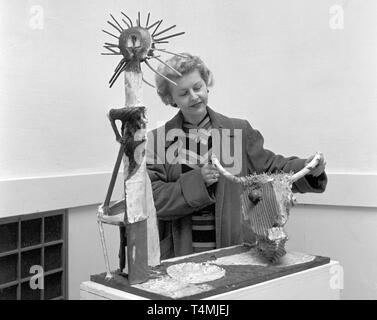 Une bicyclette est intégrée dans une sculpture 'tête de chèvre avec une bouteille' comme les cornes, présentés dans l'exposition, qui sera présentée pendant deux mois sous le thème "rétrospective Picasso'. L'exposition includeds 250 ouvrages de le peintre espagnol Pablo Picasso, qui célèbre son 74e anniversaire le jour de l'ouverture le 25 octobre 1955. Dans le monde d'utilisation | Banque D'Images