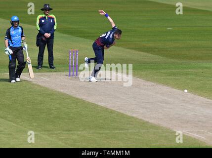 James Anderson bols dans la défaite par rapides de Worcestershire Unis Old Trafford. Banque D'Images