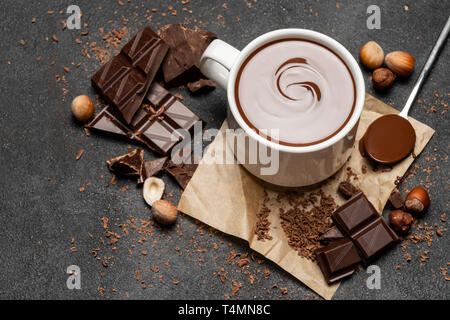 Tasse de chocolat chaud et des morceaux de chocolat noir sur fond de béton Banque D'Images