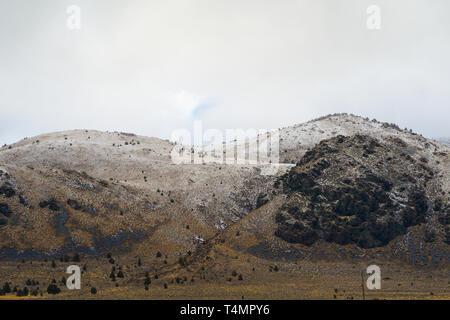 Collines avec saupoudrage de neige dans le désert de l'Oregon Banque D'Images