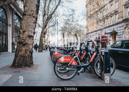 Londres, Royaume-Uni - 13 Avril 2019 : Santander d' cycles Northumberland Avenue, Londres. Cycles Santander font partie de l'organisme Transport for London et sont Banque D'Images