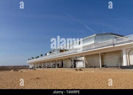 Le Pavillon Royal Victoria, foyer d'une maison publique Wetherspoons, donnant sur la plage de sable à Ramsgate, Kent, UK. Banque D'Images