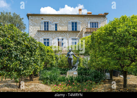 France, Alpes Maritimes, Cagnes sur Mer, le domaine des Collettes, musée Renoir, sculpture Vénus Victrix en face de la maison sculptée par Richard Guino Banque D'Images