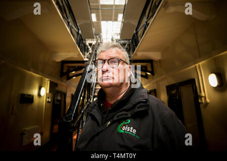 Coiste tour guide Peadar Whelan en aile C de Crumlin Road Prison de Belfast qui fait partie d'un nouveaux troubles visite thématique. Banque D'Images