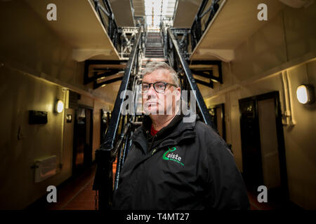 Coiste tour guide Peadar Whelan en aile C de Crumlin Road Prison de Belfast qui fait partie d'un nouveaux troubles visite thématique. Banque D'Images