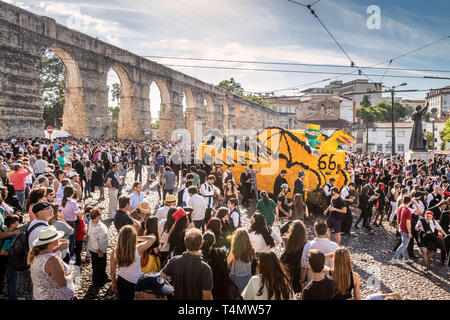 Coimbra, Portugal - Mai 7, 2017 : Queima das Fitas Parade de l'Université de Coimbra. Banque D'Images