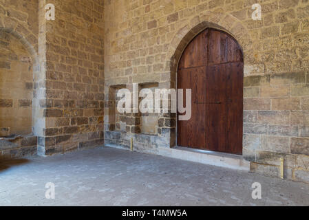 Porte en bois cintrées et deux niches en briques, mur en pierre à la mosquée publique attaché à Al-Muayyedi Bimaristan bâtiment historique, Darb al La Banque D'Images