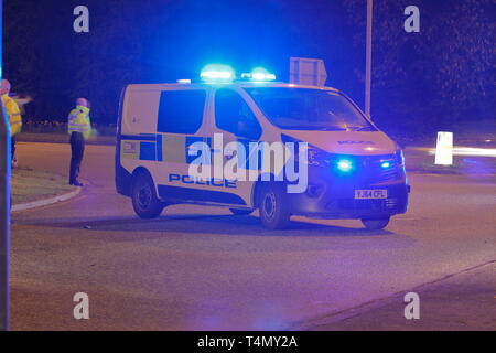 Un fourgon de police utilisé comme un barrage routier sur les lieux d'un accident de la route en dehors de la Miller & Carter en Garforth, Leeds. Banque D'Images