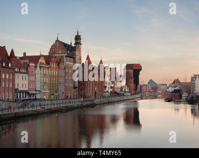 Vieille ville de Gdansk, tôt le matin : un remblai et célèbre grue Zurav. Panorama haute résolution. Banque D'Images