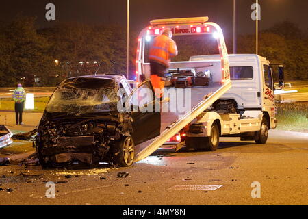 Un camion de récupération d'un véhicule d'un collision en dehors de la circulation routière Miller et Carter en Garforth Leeds,restaurant. Banque D'Images