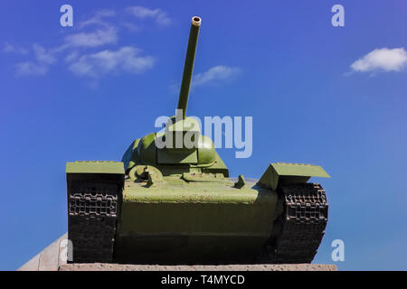 Soviet tank T-34 en guerre dans la seconde guerre mondiale, sur un fond de ciel bleu. Banque D'Images