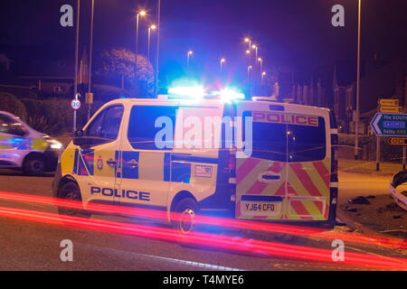 Un fourgon de police utilisé comme un barrage routier sur les lieux d'un accident de la route en dehors de la Miller & Carter en Garforth, Leeds. Banque D'Images