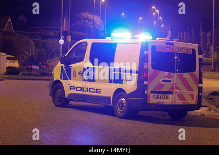 Un fourgon de police utilisé comme un barrage routier sur les lieux d'un accident de la route en dehors de la Miller & Carter en Garforth, Leeds. Banque D'Images