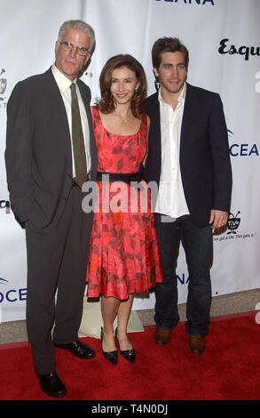 LOS ANGELES, CA. 11 novembre 2004 : Beverly Hill, CA ; acteur Jake Gyllenhaal avec l'actrice Mary Steenburgen & mari l'acteur Ted Danson (à gauche) à l'Oceana 2004 Gala Prix Partenaires dans Beverly Hills. L'Oceana est un organisme sans but lucratif plaidoyer international groupe dédié à la protection et à la restauration des océans du monde. Banque D'Images