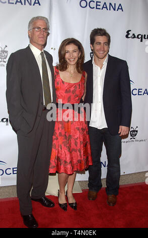 LOS ANGELES, CA. 11 novembre 2004 : Beverly Hill, CA ; acteur Jake Gyllenhaal avec l'actrice Mary Steenburgen & mari l'acteur Ted Danson (à gauche) à l'Oceana 2004 Gala Prix Partenaires dans Beverly Hills. L'Oceana est un organisme sans but lucratif plaidoyer international groupe dédié à la protection et à la restauration des océans du monde. Banque D'Images
